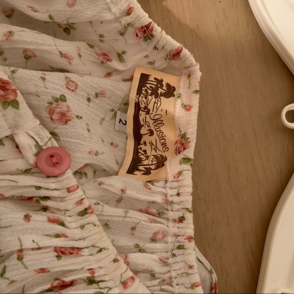 Cute spring top. - Picture 3 of 3